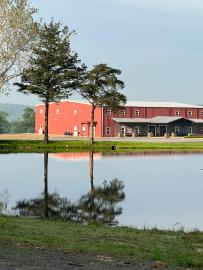 Rabbit Ridge Farms Venue overlooking the pond